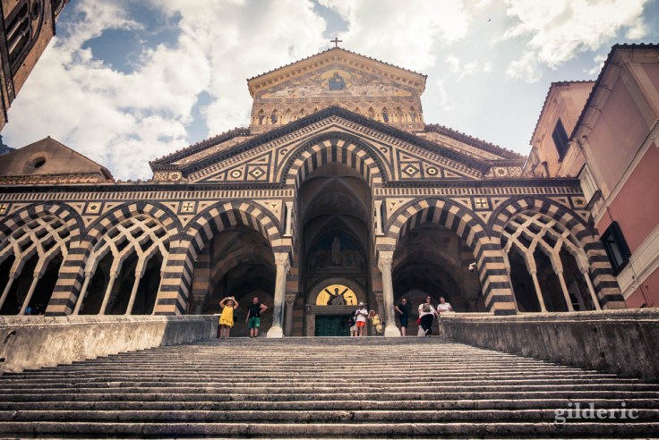 La cathédrale Saint-André d'Amalfi (vue des marches de la Piazza Duomo)