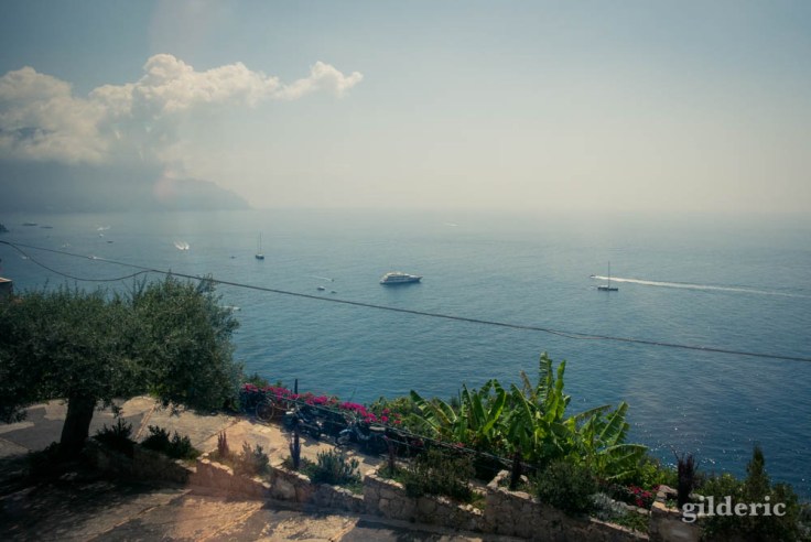 Vue de côte amalfitaine par la fenêtre du bus sightseeing