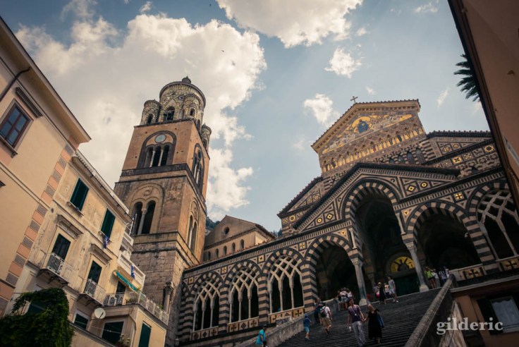 La cathédrale Saint-André d'Amalfi (façade, escalier et campanile)