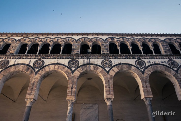 Portique de la cathédrale de Salerne : colonnes antiques et art arabe
