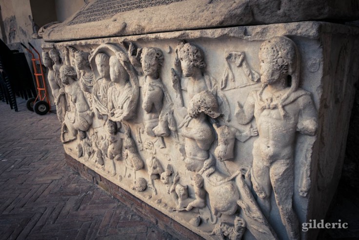 Un des sarcophages romains exposés dans la cour de la cathédrale de Salerne