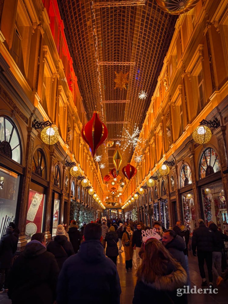 La Galerie de la Reine à Bruxelles, illuminée et décorée pour les fêtes
