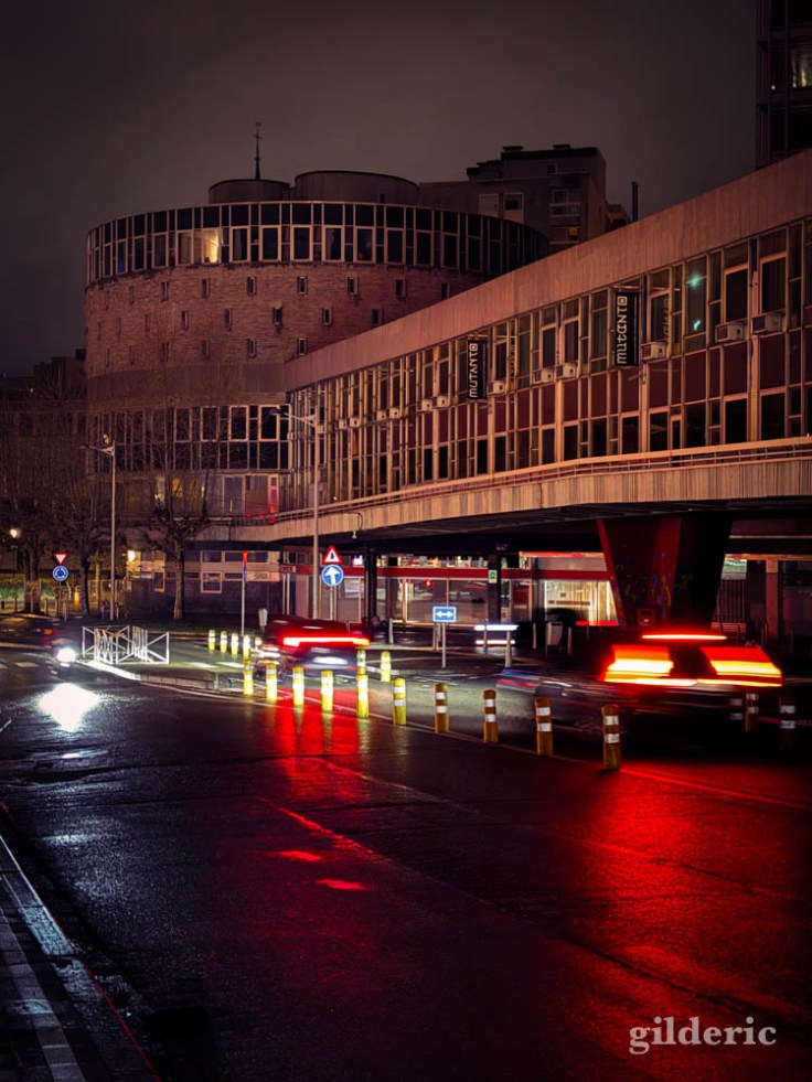 Dans phares dans la nuit (et la pluie), au centre de Liège