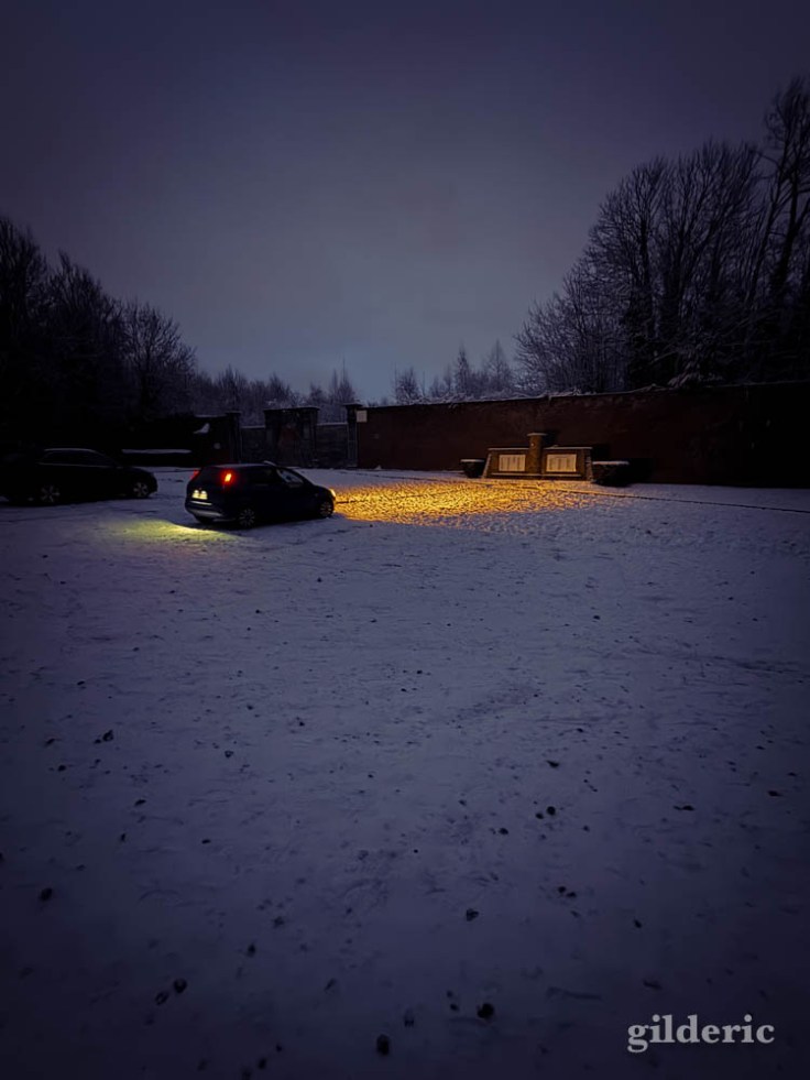 Des phares sur la neige (devant le Fort de la Chartreuse)
