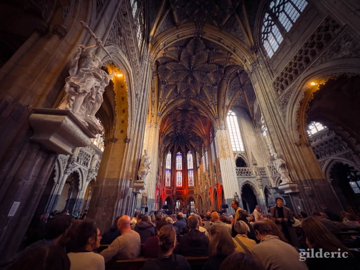 Dans la nef de l'église Saint-Jacques, à Liège