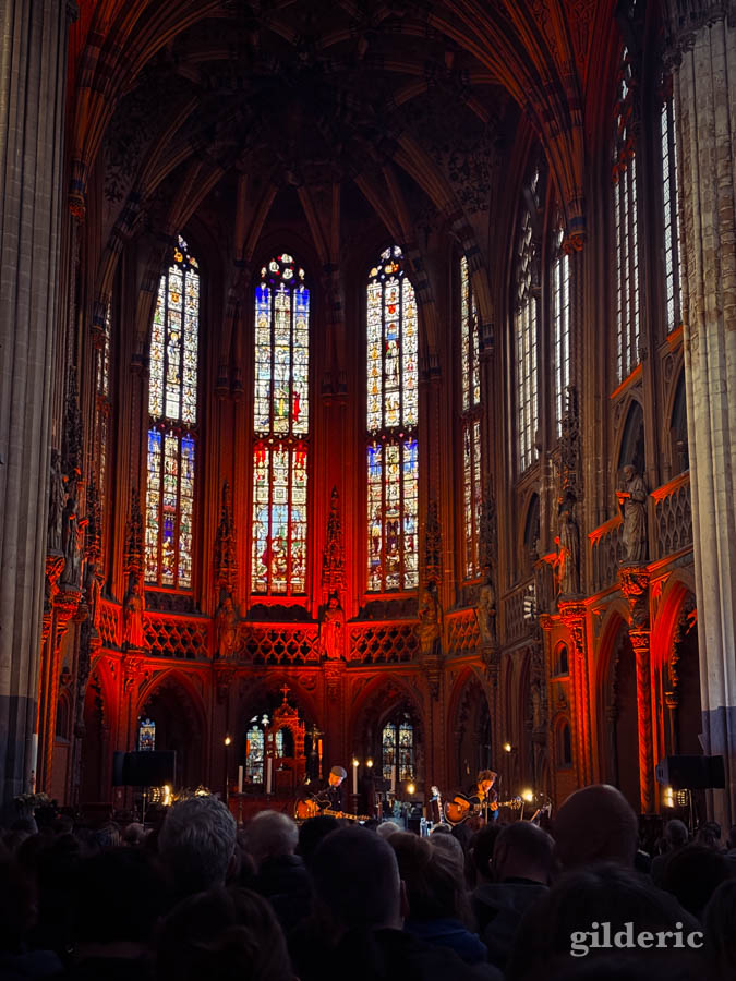 Tom Smith débute son concert à Saint-Jacques (Liège)