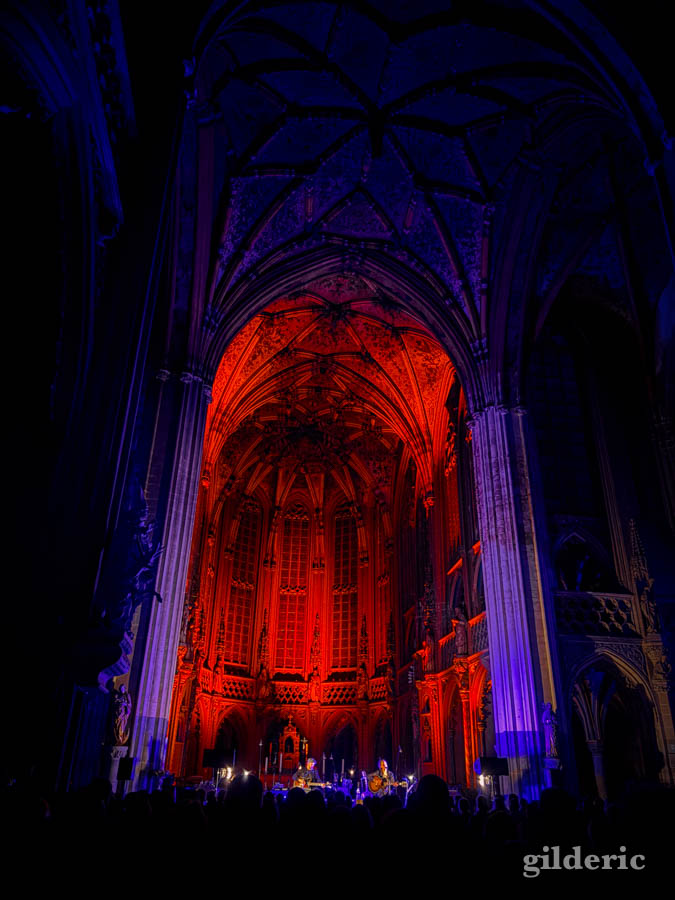 Tom Smith en version acoustique et minimaliste en l'église Saint-Jacques