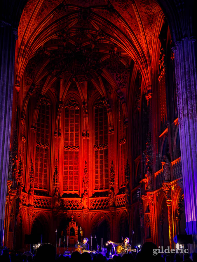 Une mystérieuse lueur rouge emplit l'église Saint-Jacques pendant le concert de Tom Smith