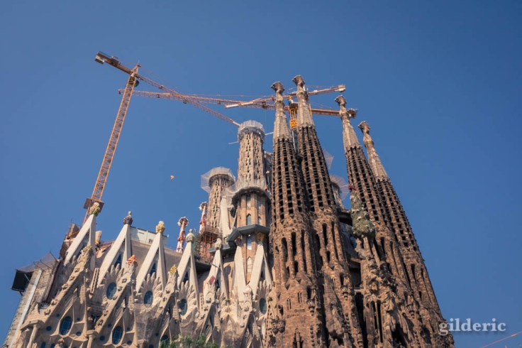 La Sagrada Familia, inachevée et entourée de grues