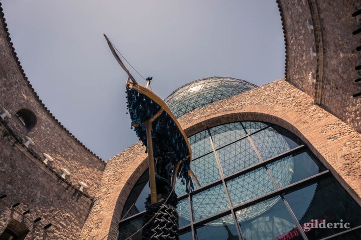 Dans la cour intérieure du Musée Dali, à Figueres.