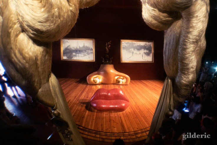 Mae West, une oeuvre d'art basée sur une illusion d'optique imaginée par Dali pour son musée.