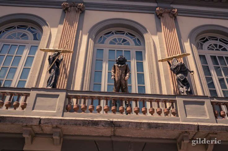Étranges sculptures sur la façade du Musée Dali à Figueres.