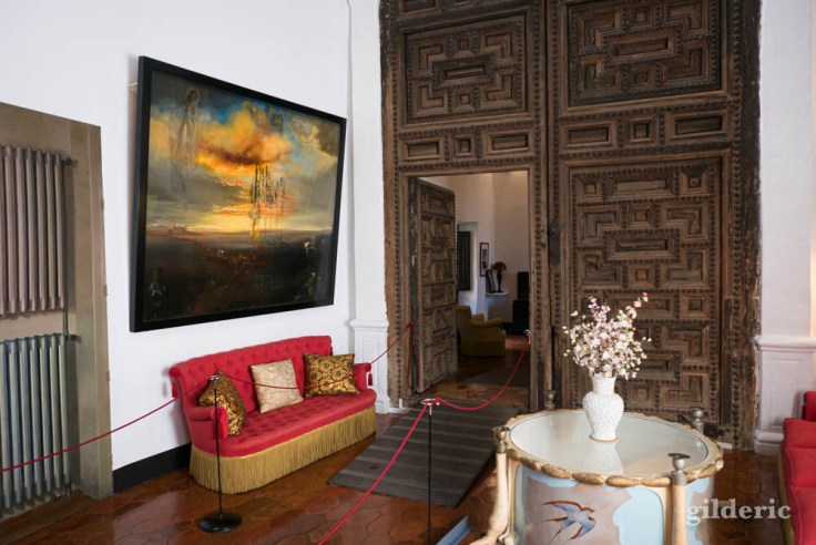 À l'intérieur de château de Gala, décoré par Dali.